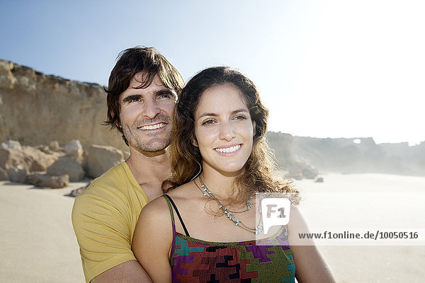 Südafrika  Porträt des glücklichen Paares am Strand