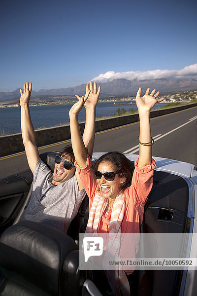Südafrika  glückliches Paar  das in einem Cabrio fährt