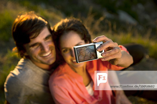 Südafrika  Paar  das in der Abenddämmerung einen Selfie nimmt