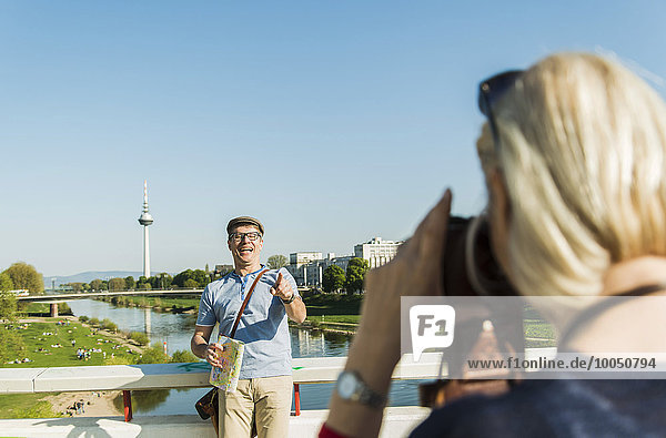Deutschland Mannheim Reife Paare machen Städteurlaub fotografieren