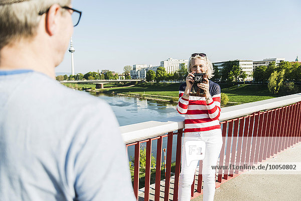 Deutschland Mannheim Reife Paare machen Städteurlaub fotografieren