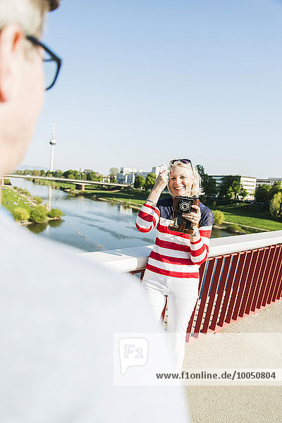 Deutschland Mannheim Reife Paare machen Städteurlaub fotografieren