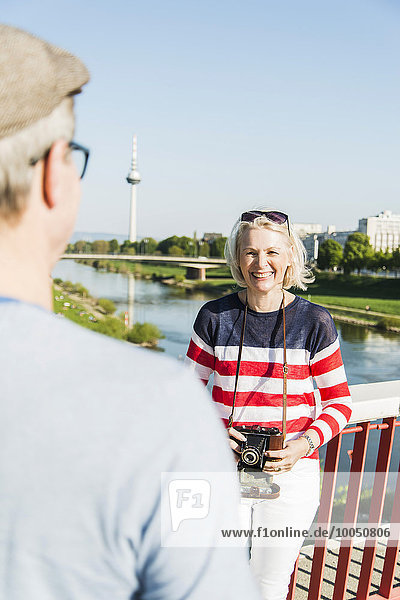 Deutschland Mannheim Ehepaar auf Brücke Blick über die Schulter des Menschen