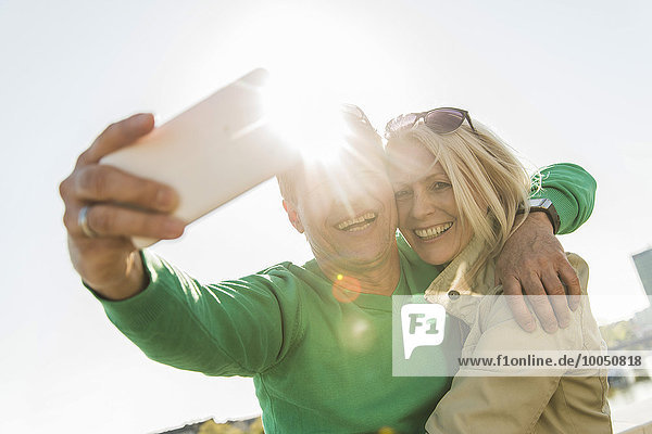 Reife Paare nehmen Selfie mit Smartphone