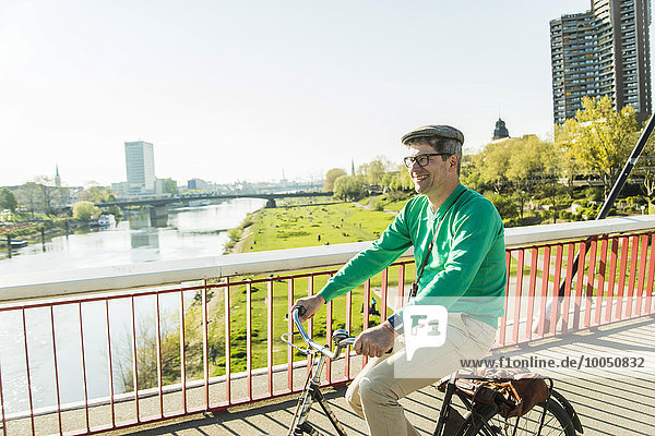 Deutschland Mannheim reifer Mann auf der Brücke