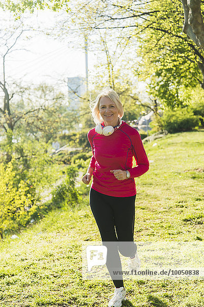 Deutschland  Mannheim  Reife Frau beim Joggen im Park