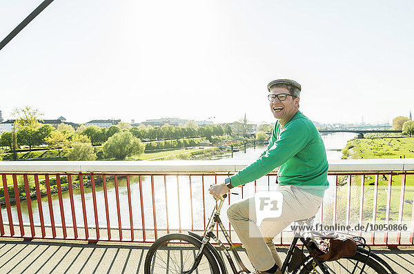 Deutschland Mannheim reifer Mann auf der Brücke