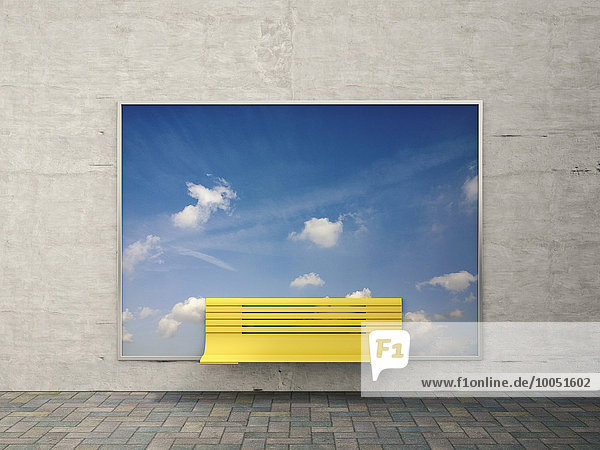 Gelbe Bank vor der Plakatwand mit Himmel und Wolken