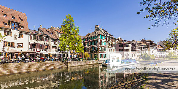 Frankreich  Elsass  Straßburg  La Petite France  Fachwerkhäuser  Restaurants  L'Ill mit Tourboot