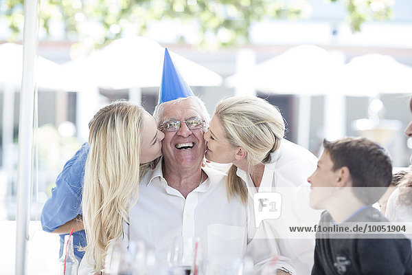 Familie feiert Großvaters Geburtstag im Restaurant