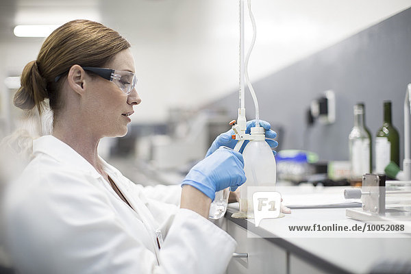 Wissenschaftler im Labor bei der Arbeit mit Flüssigkeiten