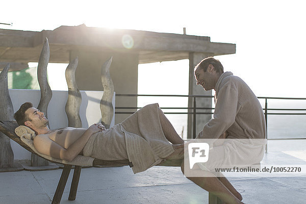 Schwules Paar entspannt sich auf der Terrasse