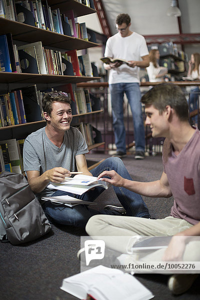 Zwei Studenten kommunizieren in einer Bibliothek
