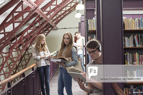 Studenten in einer Bibliothek