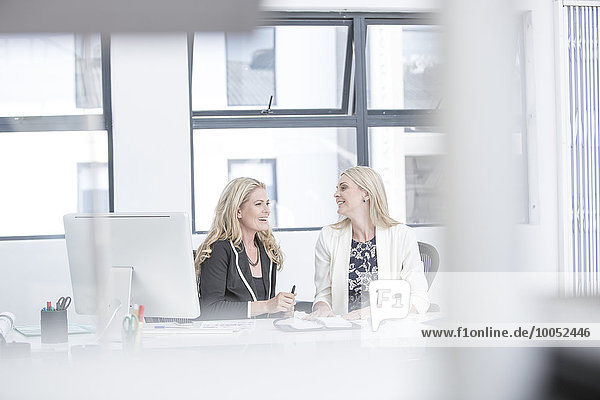 Zwei Geschäftsfrauen im Büro arbeiten zusammen