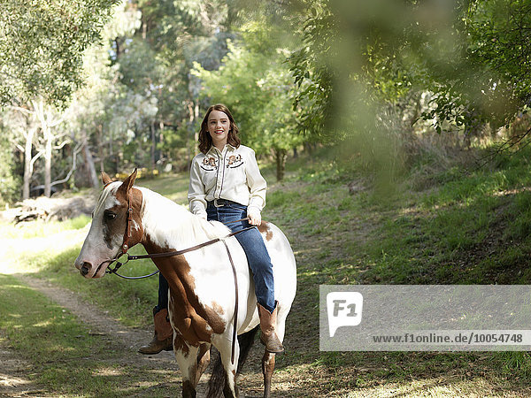 Porträt eines Mädchens ohne Sattel auf einem Pferd