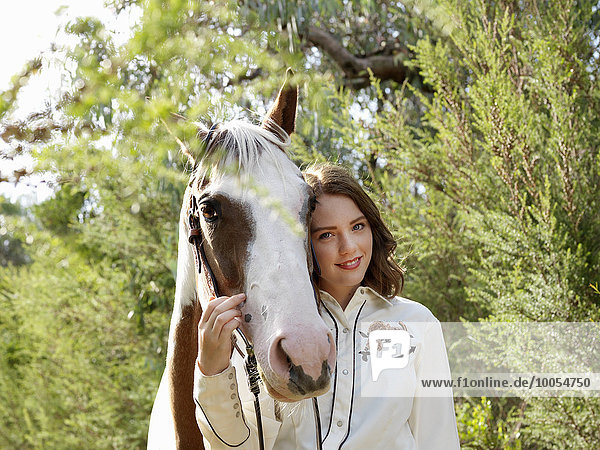 Porträt eines jungen Mädchens mit Pferd
