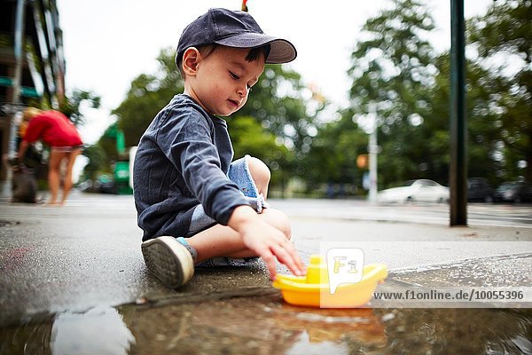 Wasser,Junge - Person,Spielzeug,Boot,Bürgersteig,spielen