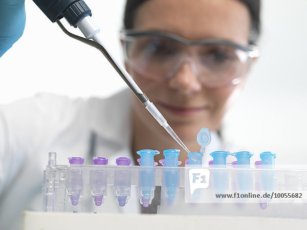 Wissenschaftler pipettiert DNA-Probe in ein Fläschchen im Labor
