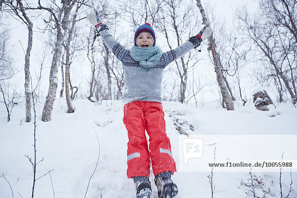 Junge springt den schneebedeckten Hügel hinunter  Hemavan  Schweden