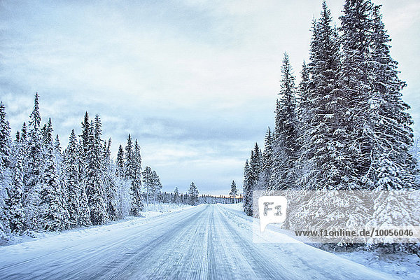 Blick auf die schneebedeckte Autobahn  Hemavan  Schweden