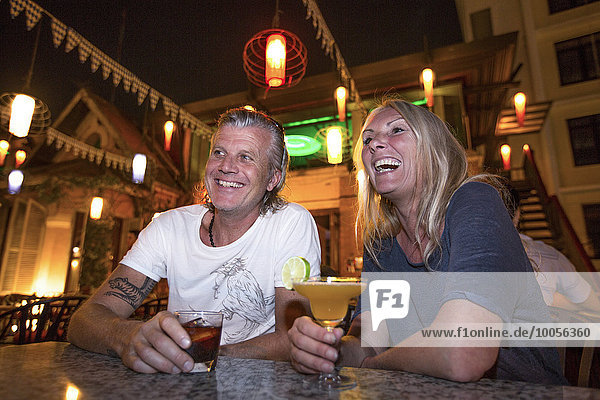 Reife Paare lachen in der Cocktailbar  Vientiane  Laos