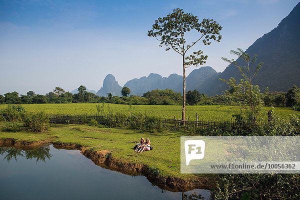 Zwei Freundinnen entspannen sich am Nam Song Flussufer  Vang Vieng  Laos