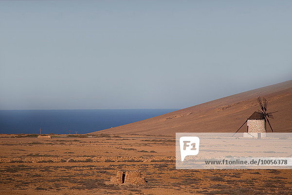 Blick auf alte Windmühle und Meer  Fuerteventura  Spanien