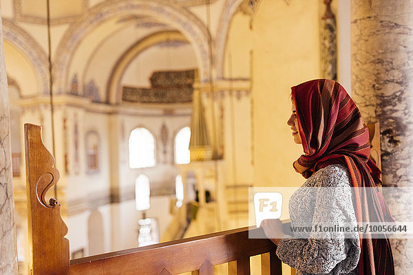 Junge Frau in der Moschee  trägt Kopftuch  Istanbul  Türkei