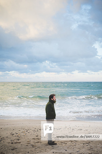 Mittlerer Erwachsener Mann am stürmischen Strand  Sorso  Sassari  Sardinien  Italien