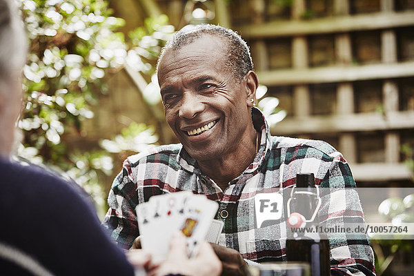 Senior Männer beim Kartenspielen