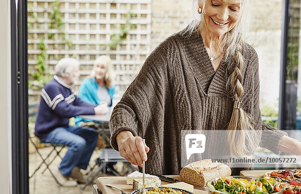 Seniorin bei der Zubereitung des Essens