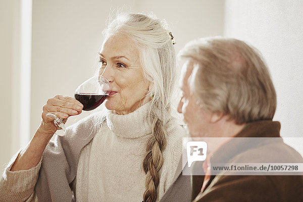 Seniorin trinkt Rotwein