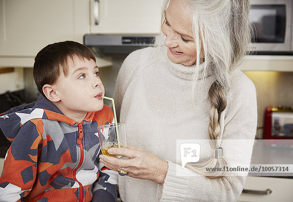 Großmutter bietet Enkelgetränk an