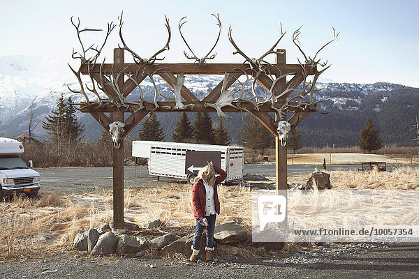 Frau am Torbogen mit Tierschädeln  Gürtelholz  Anchorage  Alaska