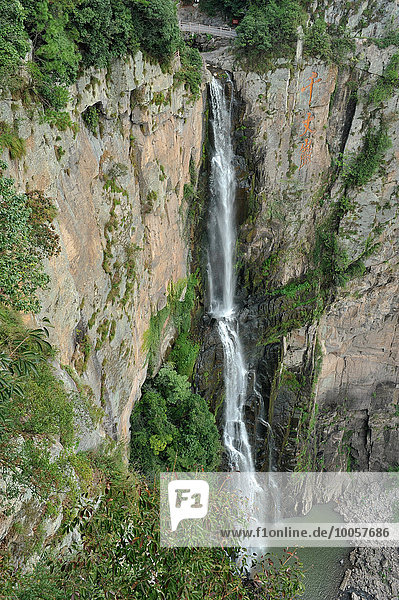 Ein Wasserfall  der vom Gipfel des Berges  Hangzhou  China  herabfließt.