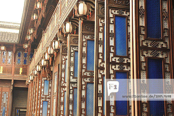 Traditionelle chinesische Holztüren und -fenster in Reihe  Hangzhou  China