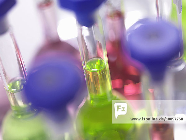 Nahaufnahme von Laborglasflaschen mit Chemikalien im Labor