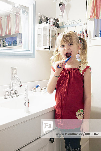 Portrait eines jungen Mädchens beim Zähneputzen
