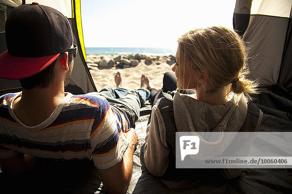 Paar entspannendes Innenzelt am Strand  Malibu  Kalifornien  USA
