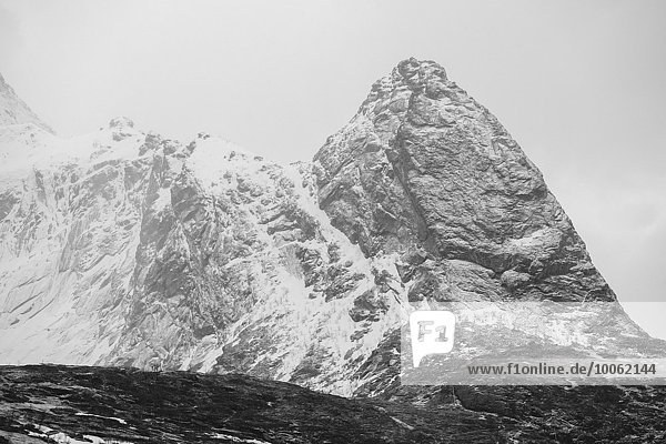 Schwarzweißansicht der schneebedeckten Berge  Reine  Lofoten  Norwegen