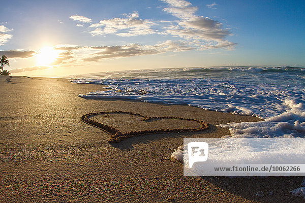 Herz  im Sand gezeichnet  Sonnenuntergang