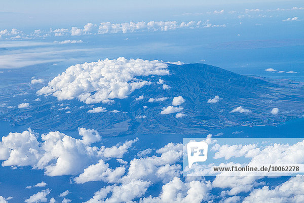 Hawaii durch Wolken gesehen  Luftaufnahme