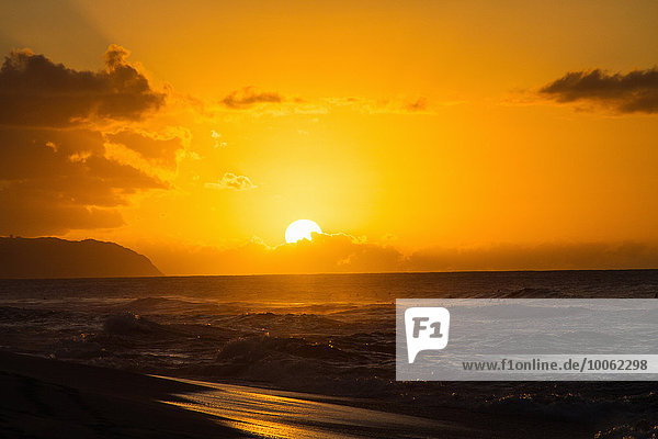 Strand mit dramatischem Sonnenuntergang  Hawaii  USA