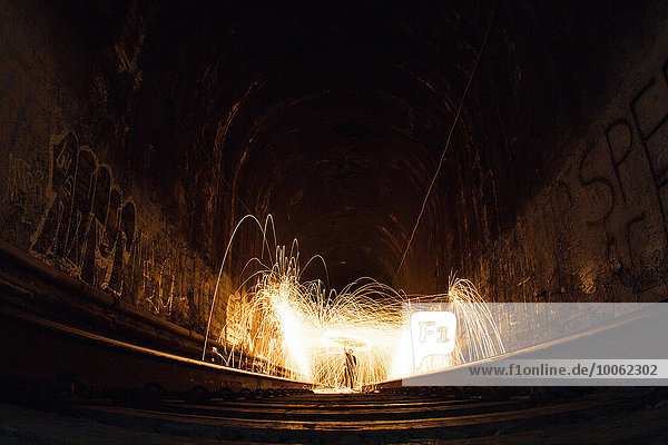 Eisenbahntunnel mit Lichtspuren  niedrigem Blickwinkel