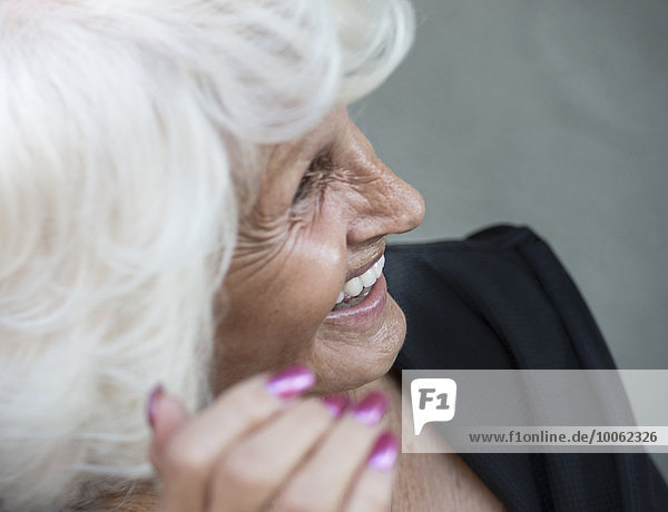 Porträt einer älteren erwachsenen Frau  lachend