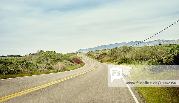 Highway 1 schlängelt sich durch die Landschaft,  Big Sur,  Kalifornien,  USA
