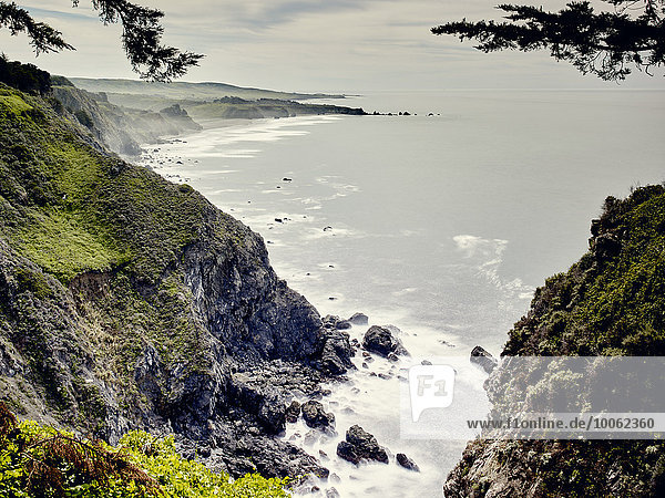 Hochwinkelansicht von Küstenfelsen und Felsen  Big Sur  Kalifornien  USA