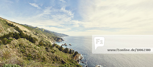 Panoramablick auf sonnige Küste und Meer  Big Sur  Kalifornien  USA