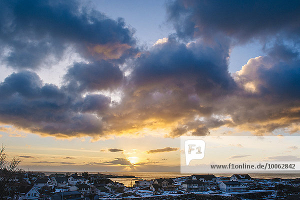 Sonnenlicht durch Wolken  Reine  Lofoten  Norwegen